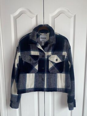 RSQ navy multi colored cropped plaid shacket is a Size XS in Women. NWOT